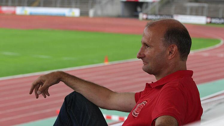 Ein ganz besonderer Ort: Martin Halbig, der heute 50 Jahre alt wird, auf der Tribüne im Schweinfurter Willy-Sachs-Stadion. Foto: Simon Snaschel