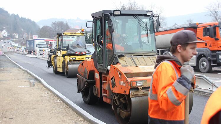 Die heiße Masse wird sofort gewalzt.  Foto: Friedwald Schedel