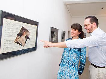 Die Münchner Künstlerin Christiana Biron (links) und der Kronacher Museologe Alexander Süß haben die Ausstellung "Krieg und danach" in den vergangenen Wochen gemeinsam konzipiert. Foto: Marian Hamacher