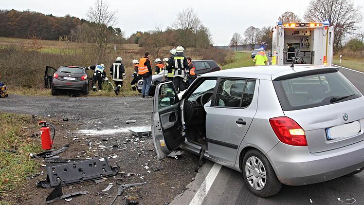 Der Fahrer des Skoda (Vordergrund) fuhr, in Blickrichtung gesehen rechts, aus einem Flurweg heraus und wurde von der Fahrerin des Peugeot (hinten links) erfasst, die in Richtung Unterpreppach fuhr. Foto: Helmut Will