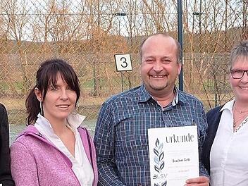 Ehrungen beim TSV 1889 Stockheim (von links): Martin Lutz (40 Jahre), Zweite Vorsitzende Kerstin Weschta, Spartenleiter Jörg Roth, Vorsitzende Elisabeth Finzel und Kurt Fehn (50 Jahre)  Fotos: Gerd Fleischmann