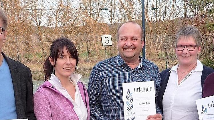 Ehrungen beim TSV 1889 Stockheim (von links): Martin Lutz (40 Jahre), Zweite Vorsitzende Kerstin Weschta, Spartenleiter Jörg Roth, Vorsitzende Elisabeth Finzel und Kurt Fehn (50 Jahre)  Fotos: Gerd Fleischmann