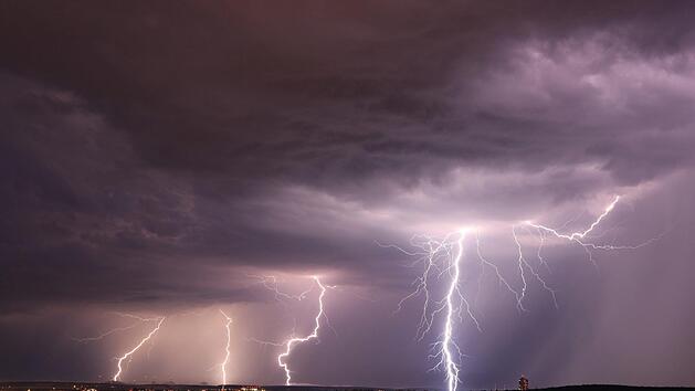 Um kurz vor Mitternacht zog ein Gewitter über Schweinfurt hinweg. Die Feuerwehr musste zu mehreren durch Blitzschlag ausgelöste Bränden asurücken. Foto: NEWS5 / Merzbach