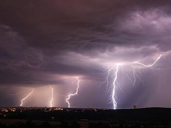Um kurz vor Mitternacht zog ein Gewitter über Schweinfurt hinweg. Die Feuerwehr musste zu mehreren durch Blitzschlag ausgelöste Bränden asurücken. Foto: NEWS5 / Merzbach