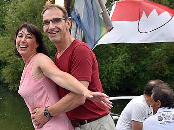 Sich einmal fühlen wie Kate Winslet und Leonardo DiCaprio im Film "Titanic": Angelika und Georg Vath aus Grünsfeld bei Tauberbischofsheim hatten richtig viel Spaß bei der Schifffahrt auf dem Main.Ulrike Langer