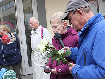 Annemie Dietz, hier neben ihrem Mann Peter, erinnerte in ergreifenden Worten an die Zerstörung der Synagoge und das Leid von Arnold und Sofie Seliger, die in nächster Nähe wohnten.  Foto: Popp