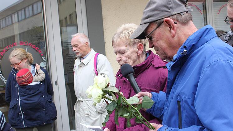 Annemie Dietz, hier neben ihrem Mann Peter, erinnerte in ergreifenden Worten an die Zerstörung der Synagoge und das Leid von Arnold und Sofie Seliger, die in nächster Nähe wohnten.  Foto: Popp