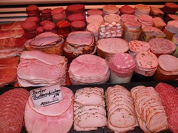 Die Wurstauslage l&auml;sst keine W&uuml;nsche offen. Foto: Archiv/Mathias Erlwein