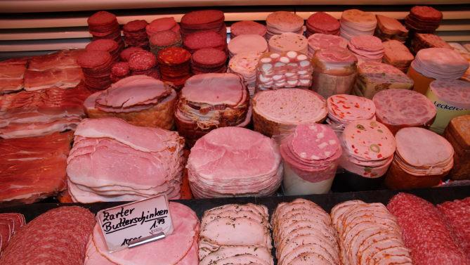 Die Wurstauslage l&auml;sst keine W&uuml;nsche offen. Foto: Archiv/Mathias Erlwein
