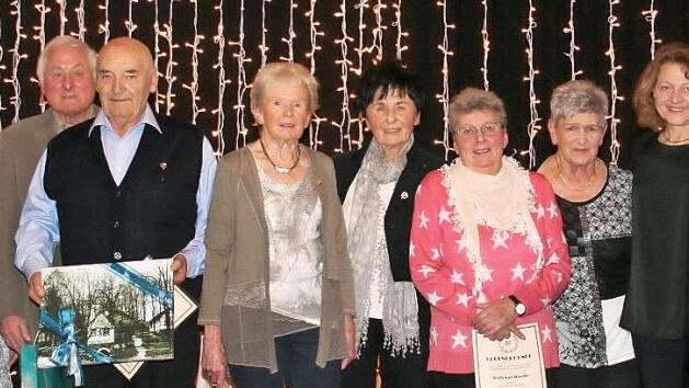 Die anwesenden Vereinsmitglieder, die f&uuml;r 40 und mehr Jahre Mitgliedschaft geehrt wurden (von links): Verwaltungsvorst&auml;ndin Rita Sawinsky, B&uuml;rgermeister Michael Karmann, Vereinsehrenamtsbeauftragte Margit Fritschi, Alfred Ruffersh&ouml;fer, Ehrenmitglied Arthur Schilling, Veronika Kraus, Helga Frank, Waltraud Mosner, Rosi Karmann, Monika Kalb, Landrat Johann Kalb und Heinz Sommer Foto: p