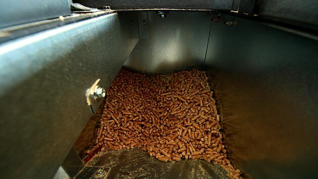 Pellets, Scheitholz, Hackschnitzel & Co. bald verboten? Das droht Besitzern von Biomasseheizungen
