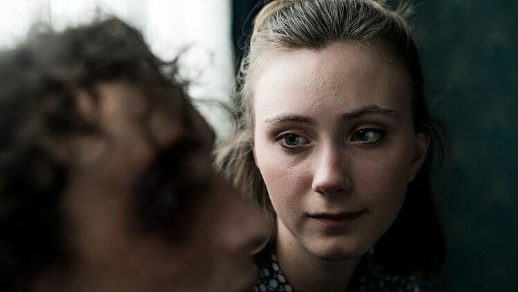 Zoe Gessler (Carla H&uuml;ttermann), Tochter eines Waffenfabrikanten mit vielen Feinden, will sich um ihren verletzten Freund Daniel (Jonathan Lade) k&uuml;mmern.
