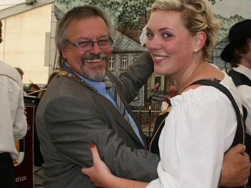 Bürgermeister Hans Kaufmann mit Anika Nebatz beim Plantanz in Kleintettau. Fotos: Veronika Schadeck
