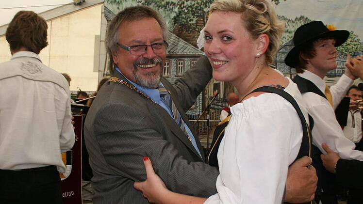 Bürgermeister Hans Kaufmann mit Anika Nebatz beim Plantanz in Kleintettau. Fotos: Veronika Schadeck
