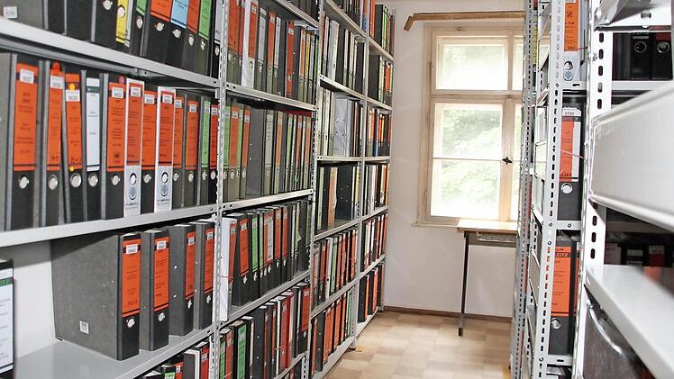Drangvolle Enge im Archiv: Die Aktenregale sind auf verschiedene Räume verteilt. Jede verfügbare Ecke wird genutzt.