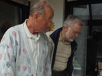 Fritz Dietsch (l.) und Günther Rath betrachten die Postkarten. Foto: Manfred Welker