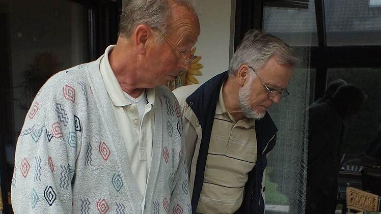 Fritz Dietsch (l.) und Günther Rath betrachten die Postkarten. Foto: Manfred Welker