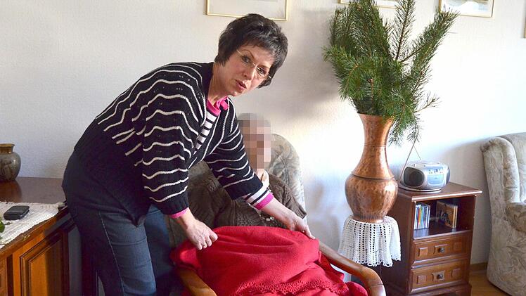 Heike Beutnagel kümmert sich um eine Besucherin der Betreuungsgruppe bei Remental.  Foto: Rainer Lutz
