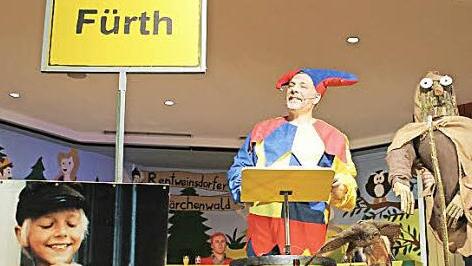 Nach sieben Jahren wieder in der Bütt: Neu-Sechserrat Kurt Schorn mit seinen Vorgänger, dem Löhneberger Michel, Sitzungspräsident Fürth, Ur-Trunk, Sperber, Schnitz-Werk, Bock und dem Wassergeist Sendel.