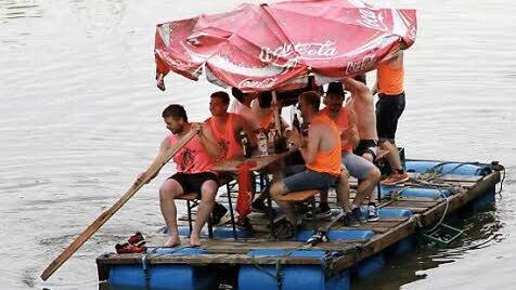 Acht Jungs auf dem Weg zum Bierkeller Fotos: Mathias Erlwein