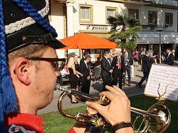 Das Jugendmusikkorps der Stadt Bad Kissingen begrüßte die Ehrengast vor dem Regentenbau.Foto: Ralf Ruppert
