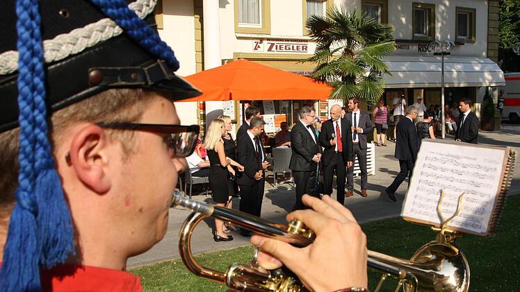 Das Jugendmusikkorps der Stadt Bad Kissingen begrüßte die Ehrengast vor dem Regentenbau.Foto: Ralf Ruppert