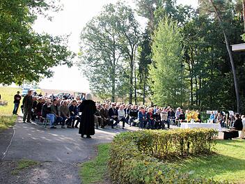 Zum 25. Jubiläum der deutschen Einheit gedachten am Samstag fast 300 Menschen der deutschen Teilung mit einem Gedenkgottesdienst am Ummerstädter Kreuz. Dabei zogen Geistliche Parallelen zu dem "Ossi-Wessi-Denken" der vergangenen 25 Jahre und dem Umgang mit Flüchtlingen. Foto: Bettina Knauth