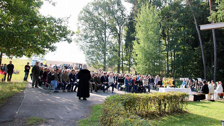 Zum 25. Jubiläum der deutschen Einheit gedachten am Samstag fast 300 Menschen der deutschen Teilung mit einem Gedenkgottesdienst am Ummerstädter Kreuz. Dabei zogen Geistliche Parallelen zu dem "Ossi-Wessi-Denken" der vergangenen 25 Jahre und dem Umgang mit Flüchtlingen. Foto: Bettina Knauth