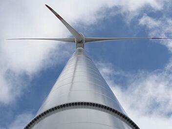 Das Urteil des Verwaltungsgerichts Bayreuth, ob die Naturstrom AG aus Forchheim vier Windräder bei Rugendorf-Eisenwind bauen darf, wird am Mittwoch verkündet.  Foto: Archiv / Michael Gründel