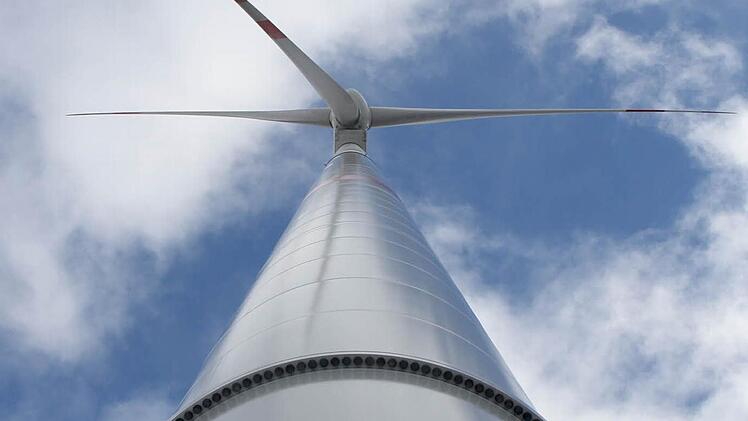 Das Urteil des Verwaltungsgerichts Bayreuth, ob die Naturstrom AG aus Forchheim vier Windräder bei Rugendorf-Eisenwind bauen darf, wird am Mittwoch verkündet.  Foto: Archiv / Michael Gründel