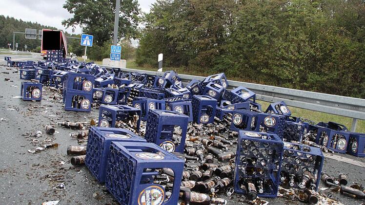 Am 28. August 2015 liegen 200 Bierkästen auf der Fahrbahn.  Foto: Jürgen Gärtner