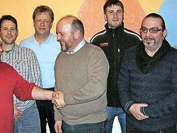 Stellvertretender Bezirksvorsitzender Bernd Seubert gratuliert Rüdiger Geiger (links) zur Wahl als Vorsitzender der GDL-Ortsgruppe Lichtenfels. Mit im Bild (von links) Gerd Lauterbach, Enrico Scherg, Sebastian Mager, Wolfgang Schubert und Markus Sinkel Foto: Klaus Oelzner