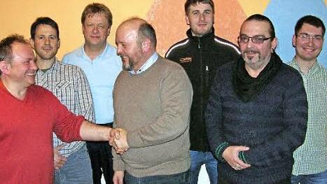Stellvertretender Bezirksvorsitzender Bernd Seubert gratuliert Rüdiger Geiger (links) zur Wahl als Vorsitzender der GDL-Ortsgruppe Lichtenfels. Mit im Bild (von links) Gerd Lauterbach, Enrico Scherg, Sebastian Mager, Wolfgang Schubert und Markus Sinkel Foto: Klaus Oelzner