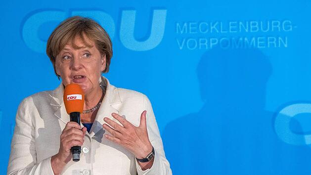 Bei einer Wahlveranstaltung der CDU in Schwerin spricht Merkel davon entt&auml;uschte W&auml;hler zur&uuml;ckzugewinnen. Sie verteidigt dabei auch ihre Fl&uuml;chtlingspolitik. Foto: Jens B&uuml;ttner/dpa