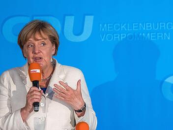 Bei einer Wahlveranstaltung der CDU in Schwerin spricht Merkel davon entt&auml;uschte W&auml;hler zur&uuml;ckzugewinnen. Sie verteidigt dabei auch ihre Fl&uuml;chtlingspolitik. Foto: Jens B&uuml;ttner/dpa