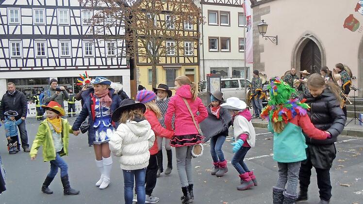 Die Kinder tanzen zu lustigen Faschingshits in bunten Verkleidungen. Foto: Anneliese Albert