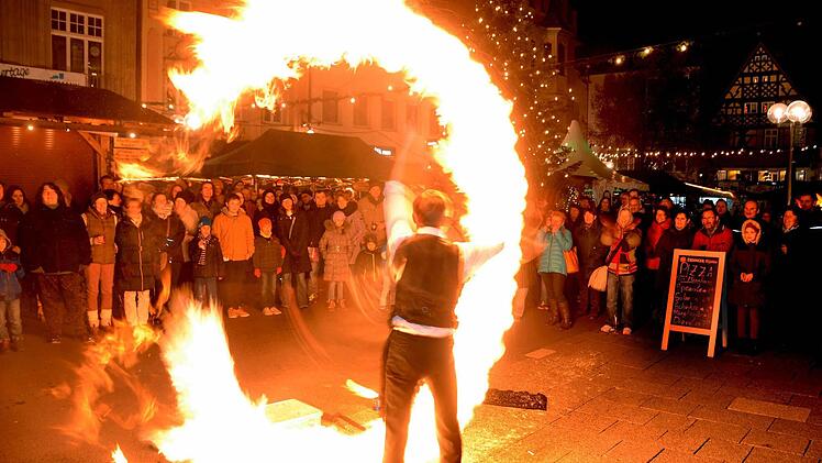 Feuer- und Lasershow von Markus Just auf dem Bad Kissinger Weihnachtsmarkt 2016. Foto: Peter Rauch