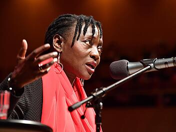 Auma Obama bei ihrer Rede in der KonzerthalleRonald Rinklef