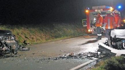 Die beiden Unfallfahrzeuge wurden völlig zerstört. Foto: Peter Müller