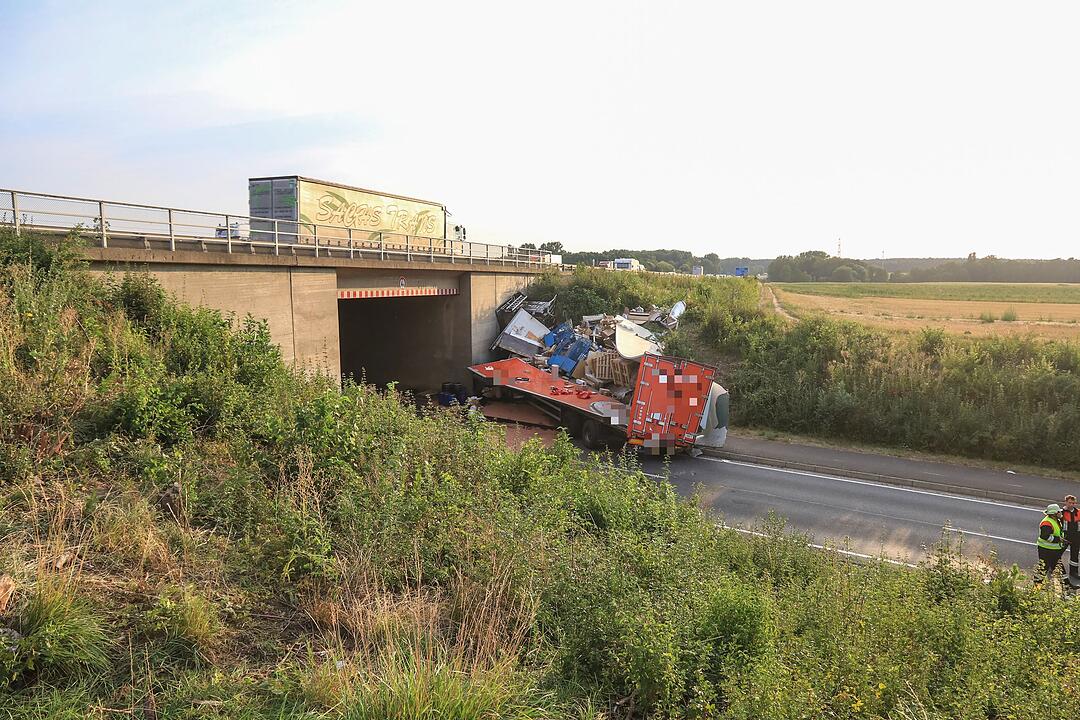 Bei Würzburg: Spektakulärer Sturz auf der A3 – Sattelzug fällt  von Autobahnbrücke auf Staatsstraße