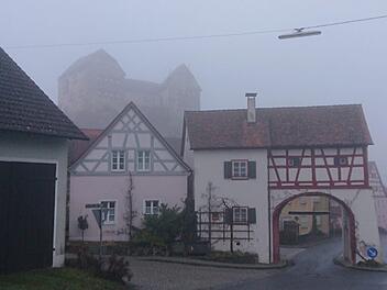 Die Burg Hiltpoltstein im Nebel. Foto: Petra Malbrich