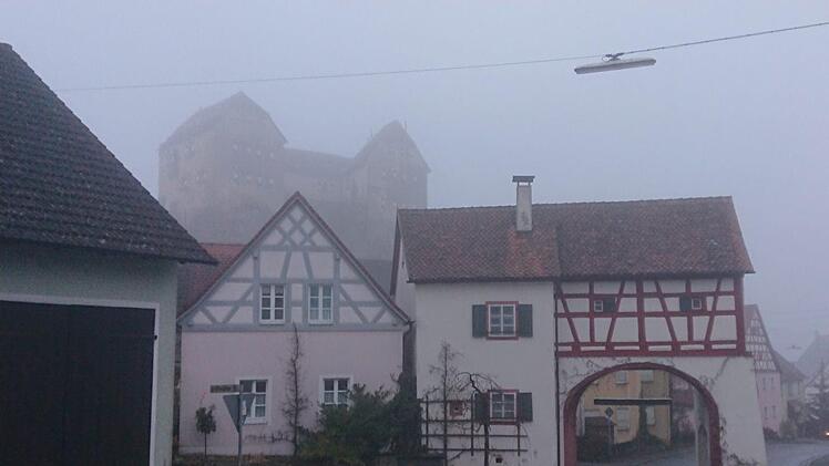 Die Burg Hiltpoltstein im Nebel. Foto: Petra Malbrich