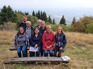 Begehung des alten Naturlehrpfades, durch Mitglieder des Tourismus- und Freizeitnetzwerkes, die die Aufwertung zum Naturerlebnispfad planen. Das Bild zeigt von links: vorne: Anikó Fritz (Montessorischule), Bürgermeisterin Sonja Reubelt, Ute Holzheimer, Kathi Cavallo (Tourismusreferentin). hinten von links Michal Panfil (Montessorischule), Michael Weißenberger, Georg Rüttiger (Naturwart Rhönklub Zweigverein Walddörfer) und den stellvertretenden Bürgermeister Claus Kleinhenz. Foto: Marion Eckert