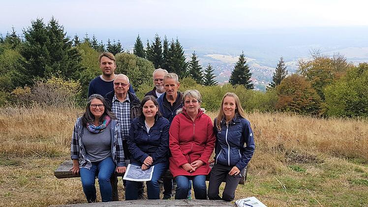 Begehung des alten Naturlehrpfades, durch Mitglieder des Tourismus- und Freizeitnetzwerkes, die die Aufwertung zum Naturerlebnispfad planen. Das Bild zeigt von links: vorne: Anikó Fritz (Montessorischule), Bürgermeisterin Sonja Reubelt, Ute Holzheimer, Kathi Cavallo (Tourismusreferentin). hinten von links Michal Panfil (Montessorischule), Michael Weißenberger, Georg Rüttiger (Naturwart Rhönklub Zweigverein Walddörfer) und den stellvertretenden Bürgermeister Claus Kleinhenz. Foto: Marion Eckert