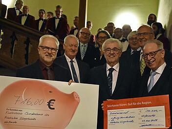 Bei der Scheckübergabe (v. l.): Norbert Mischke, Weißenohes Bürgermeister Rudolf Braun, Schatzmeister Herbert Meier, Matthias Thissen und Eduard Nöth (rechts hinten)  Foto: Petra Malbrich