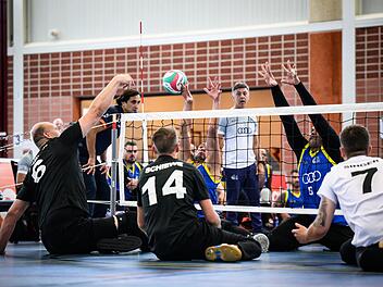 Action auf engem Raum: Sitzvolleyball der Extraklasse ist am Wochenende in Hammelburg zu sehen beim Lehrgang der deutschen Nationalmannschaft.  Foto: Conny Kurth