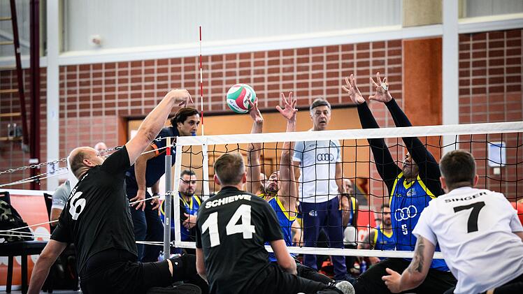 Action auf engem Raum: Sitzvolleyball der Extraklasse ist am Wochenende in Hammelburg zu sehen beim Lehrgang der deutschen Nationalmannschaft.  Foto: Conny Kurth