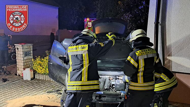 Feuerwehreinsatz in Heßdorf: Auto prallt gegen Mauer