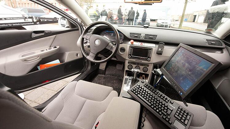 So sieht das Cockpit eines Testfahrzeugs zum fahrerlosen Einparken aus. Foto: Sebastian Kahnert, dpa