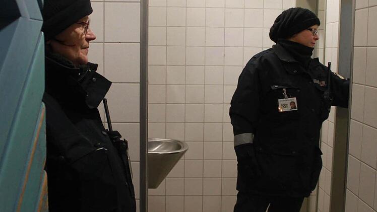 Christine Förtsch (links) und Daniela Fehn kontrollieren bei ihren Touren regelmäßig die Toiletten am Bahnhof, ob sich Betrunkene oder Drogenabhängige in den Kabinen verstecken. Zudem lösen sie Trinkgelage an öffentlichen Plätzen auf. Sie stehen während ihrer Touren mit der Polizei in Kontakt. Foto: van